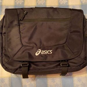 ☘️NWOT ASICS laptop bag, black with plenty of pockets!!